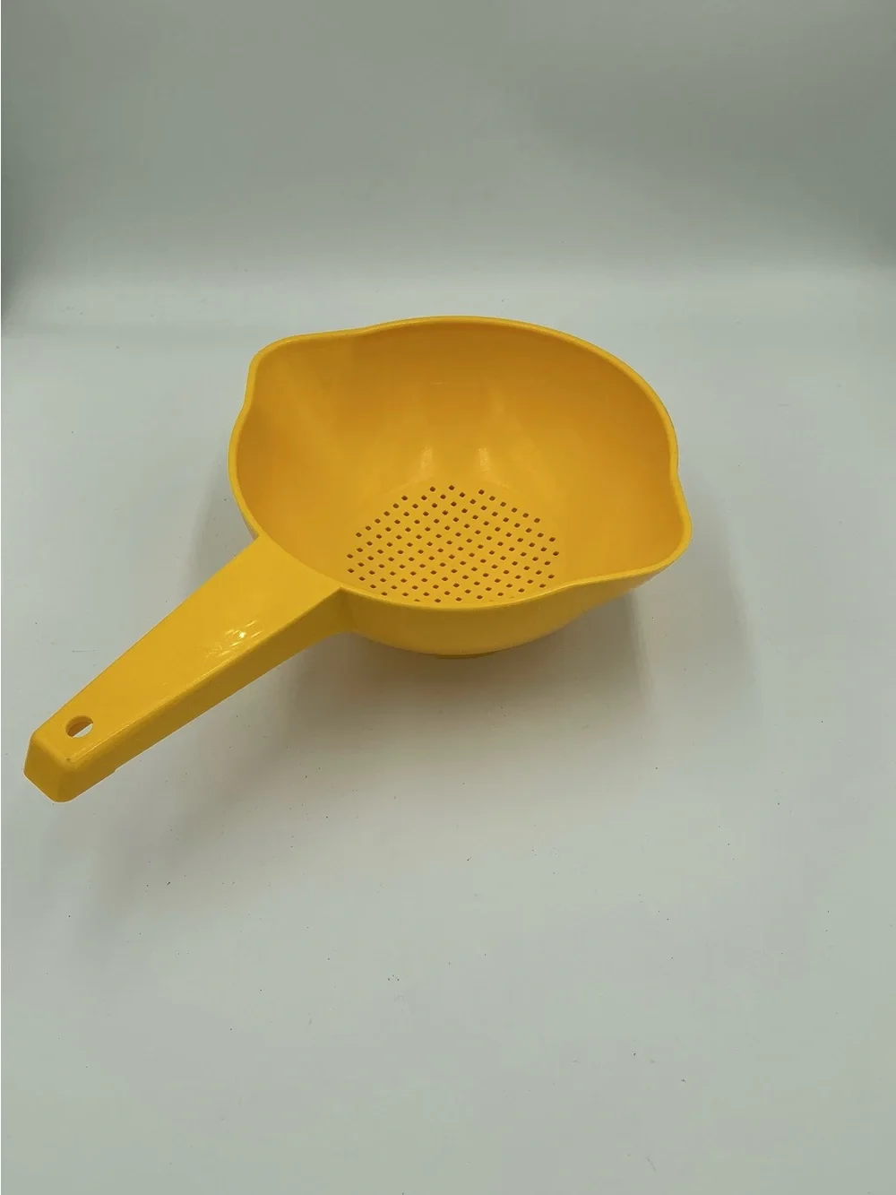 Vintage Tupperware Yellow 1 quart Kitchen Colander Strainer W/Handle 1200